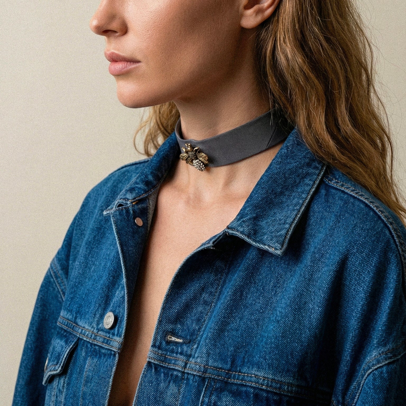 CHOCKER - GREY BEE